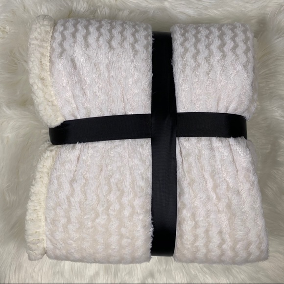 ✨SALE✨White Chevron Micromink Sherpa Throw - Picture 2 of 3